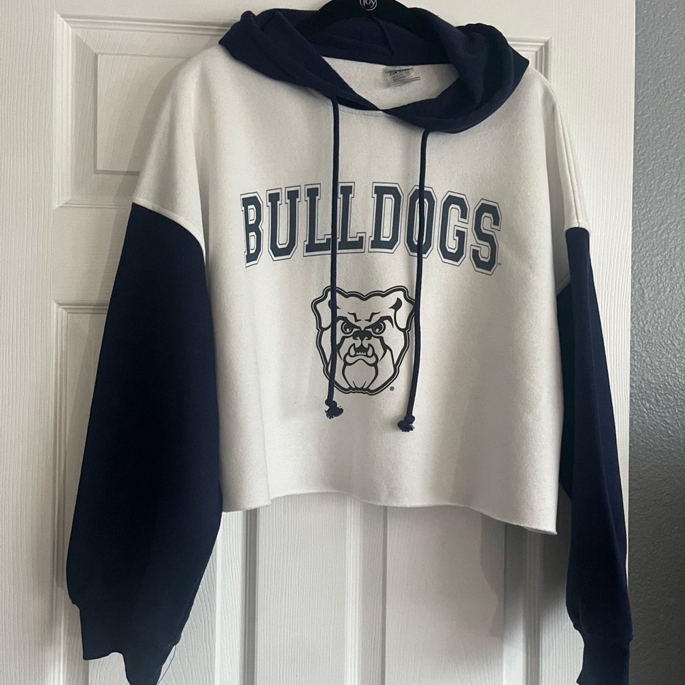Butler Bulldogs “Good Time” drop shoulder color lock crop hoodie, women’s medium